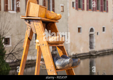 Sabots dans un magasin à Annecy, Haute-Savoie, Rhône-Alpes, France Banque D'Images