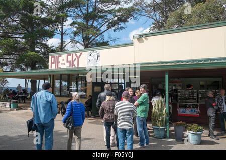 Célèbre Pie in the Sky Motorcyclists tarte shop sur l'ancienne autoroute du pacifique, Cowan, Sydney, Australie Banque D'Images