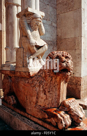 L'Italie, l'Emilie Romagne, Ferrara, San Giorgio cathédrale Duomo, Lion en marbre Banque D'Images