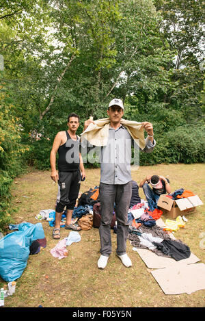 Berlin, Allemagne. 7e août, 2015. Réfugiés en attente de Berlin pour s'inscrire pour entrer dans le système à Berlin en Allemagne. Journée la plus chaude de l'année. N organisme public. Aides civile tout autour . Credit : Lena Ganssmann/Alamy Live News Banque D'Images