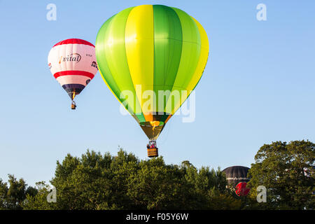 Bristol, Royaume-Uni. 8e août, 2015. Le troisième jour de la 37e Bristol International Balloon Fiesta a commencé par une ascension de masse tôt le matin avec plus de 100 ballons. Avec un vent faible nombre de pilotes se sont affrontés pour obtenir leurs ballons à flot avec quelques coups de la cime des arbres et un certain nombre d'être obligé de venir en dessous de l'arène. Bristol, Royaume-Uni. 8e août 2015. Credit : Redorbital Photography/Alamy Live News Banque D'Images