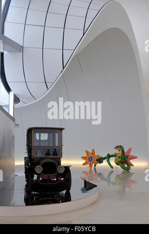 Intérieur de la Fondation Heydar Aliyev Center conçu par Iraqi-British architecte Zaha Hadid et noté pour son architecture particulière dans la ville de Bakou, capitale de l'Azerbaïdjan Banque D'Images