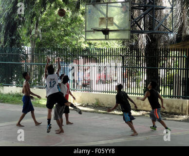 Quezon City, Philippines. Le 08 août, 2015. Les philippins jouent un jeu de basket-ball dans la banlieue. © Richard James Mendoza/Pacific Press/Alamy Live News Banque D'Images