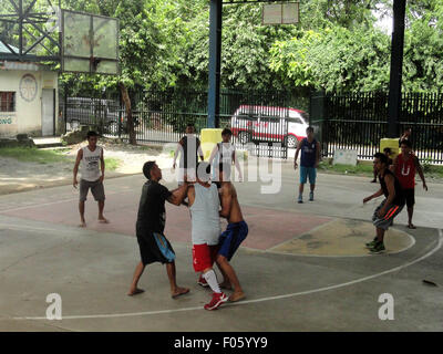 Quezon City, Philippines. Le 08 août, 2015. Les philippins obtenir physique alors qu'ils tentent de contrôler le basket-ball dans la banlieue. © Richard James Mendoza/Pacific Press/Alamy Live News Banque D'Images