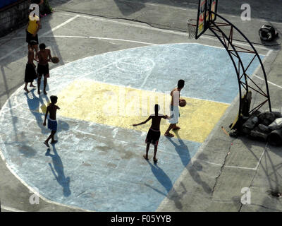 Quezon City, Philippines. Le 08 août, 2015. Les philippins jouent un jeu de basket-ball dans la banlieue. © Richard James Mendoza/Pacific Press/Alamy Live News Banque D'Images