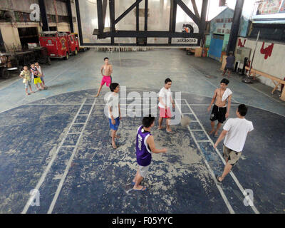 Quezon City, Philippines. Le 08 août, 2015. Les philippins jouent un jeu de basket-ball dans la banlieue. © Richard James Mendoza/Pacific Press/Alamy Live News Banque D'Images