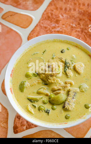 Poulet au Curry vert dans un bol sur fond de bois ,la cuisine Thaïlandaise Banque D'Images