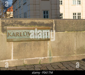 Bouclier en laiton sur le célèbre pont Charles (Karluv Most) à Prague, République tchèque Banque D'Images