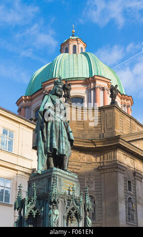 Statue religieuse sur le célèbre pont Charles de Prague. Le pont est décoré de 30 statues et statues, la plupart d'entre eux, baro Banque D'Images