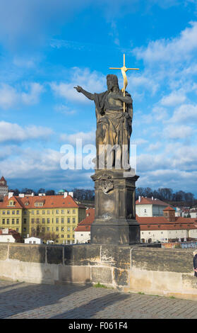 Statue religieuse sur le célèbre pont Charles de Prague. Le pont est décoré de 30 statues et statues, la plupart d'entre eux, baro Banque D'Images