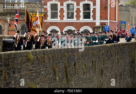 Londonderry, en Irlande du Nord. 8e août, 2015. La Commission Générale de l'Apprenti Les Garçons de Derry accompagné par les membres et les bandes parade sur les murs de Derry dans le cadre de la célébration de la 326e anniversaire de l'allégement de Londonderry. Le siège de Derry a débuté en décembre 1688 et a été levée le 28 juillet 1689. Crédit : George Sweeney / Alamy Live News Banque D'Images