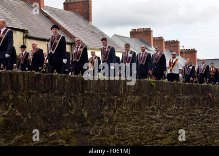 Londonderry, en Irlande du Nord. 8e août, 2015. La Commission Générale de l'Apprenti Les Garçons de Derry accompagné par les membres et les bandes parade sur les murs de Derry dans le cadre de la célébration de la 326e anniversaire de l'allégement de Londonderry. Le siège de Derry a débuté en décembre 1688 et a été levée le 28 juillet 1689. Crédit : George Sweeney / Alamy Live News Banque D'Images