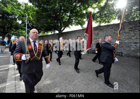 Londonderry, en Irlande du Nord. 8e août, 2015. La Commission Générale de l'Apprenti Les Garçons de Derry accompagné par les membres et les bandes parade sur les murs de Derry dans le cadre de la célébration de la 326e anniversaire de l'allégement de Londonderry. Le siège de Derry a débuté en décembre 1688 et a été levée le 28 juillet 1689. Crédit : George Sweeney / Alamy Live News Banque D'Images