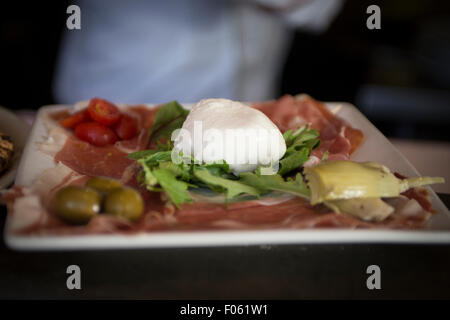 Assiette de fromage et de viande italienne Banque D'Images