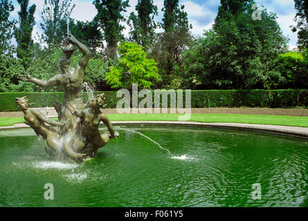 L'Angleterre, Londres, Regents Park, du cercle, la Queen Mary's Gardens, des statues de la fontaine du Triton. Banque D'Images