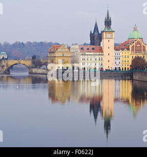Le Pont Charles, Prague Lazne et Lavka tour de l'horloge à Prague Banque D'Images