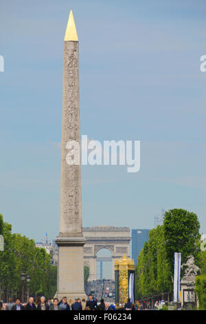 L'Obélisque de Louxor sur la Place de la concorde avec l'Arc de Triomphe en arrière-plan Banque D'Images