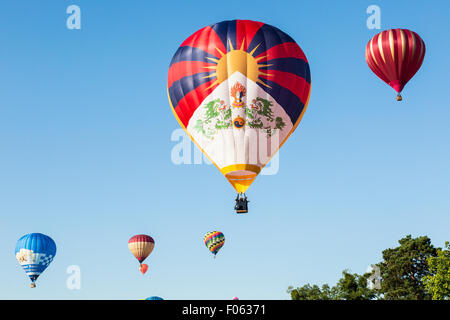 Bristol, Royaume-Uni. 8e août, 2015. Un ballon portant le drapeau du Tibet volant à Bristol Balloon Fiesta. Il a été signalé qu'un e-mail prétendant être de l'ambassade chinoise a demandé à l'organisateur du festival d'interdire le ballon. Le ballon de leurs propriétaires, qui ont appelé le ballon Tashi, dire que c'est un symbole de paix et de compassion. Bristol, Royaume-Uni. 8e août 2015. Credit : Redorbital Photography/Alamy Live News Banque D'Images