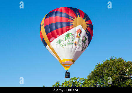 Bristol, Royaume-Uni. 8e août, 2015. Un ballon portant le drapeau du Tibet volant à Bristol Balloon Fiesta. Il a été signalé qu'un e-mail prétendant être de l'ambassade chinoise a demandé à l'organisateur du festival d'interdire le ballon. Le ballon de leurs propriétaires, qui ont appelé le ballon Tashi, dire que c'est un symbole de paix et de compassion. Bristol, Royaume-Uni. 8e août 2015. Credit : Redorbital Photography/Alamy Live News Banque D'Images