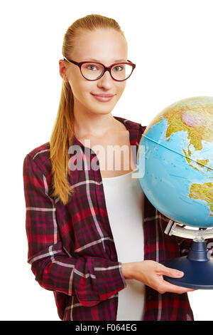 Jeune femme blonde avec des lunettes portant un globe Banque D'Images