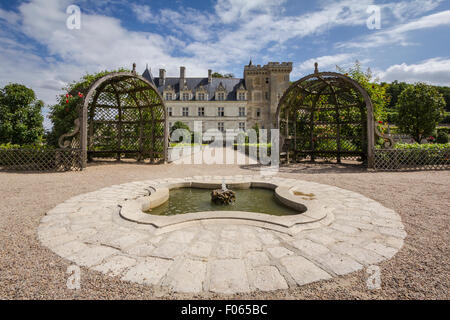 L'une des fontaines dans les jardins du château de Villandry château. Banque D'Images