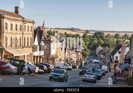 Le trafic lourd dans les Cotswolds village de Burford, Oxfordshire, Angleterre Banque D'Images