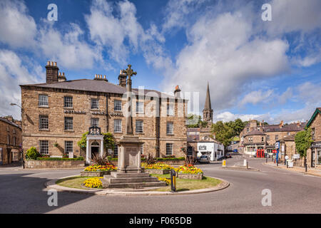 Le centre de la ville de Peak District de Bakewell, avec le Rutland Arms Hotel, Bakewell, Derbyshire, Angleterre Banque D'Images