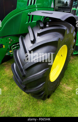 Pneu de tracteur Banque D'Images