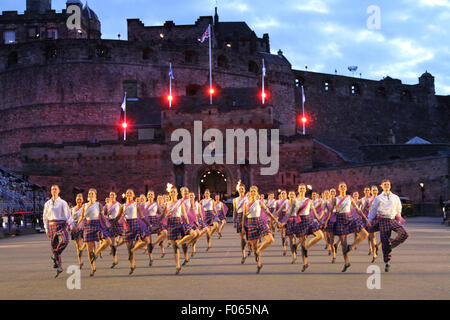 Edinburgh, Ecosse, Royaume-Uni. 7e août, 2015. Les interprètes dansent lors de la cérémonie d'ouverture de la 66e Royal Edinburgh Military Tattoo à Édimbourg en Écosse, dans la soirée du 7 août 2015. Le thème de la 'East meets West' avec la 66e Royal Edinburgh Military Tattoo visait à donner l'occasion pour les militaires musiciens et groupes culturels du monde entier de partager une scène unique, pour mettre en valeur leurs différences et leur merveilleux similitudes. Source : Xinhua/Alamy Live News Banque D'Images