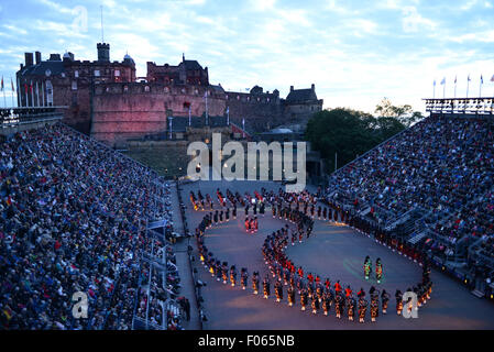 Edinburgh, Ecosse, Royaume-Uni. 7e août, 2015. Les membres d'un groupe militaire lors de la cérémonie d'ouverture de la 66e Royal Edinburgh Military Tattoo à Édimbourg en Écosse, dans la soirée du 7 août 2015. Le thème de la 'East meets West' avec la 66e Royal Edinburgh Military Tattoo visait à donner l'occasion pour les militaires musiciens et groupes culturels du monde entier de partager une scène unique, pour mettre en valeur leurs différences et leur merveilleux similitudes. Source : Xinhua/Alamy Live News Banque D'Images