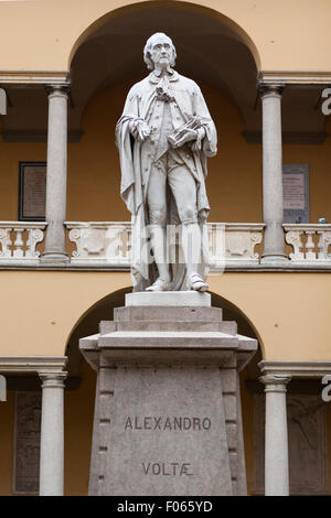 Statue de savant italien Alessandro Volta dans Université de Pavie cour. Banque D'Images