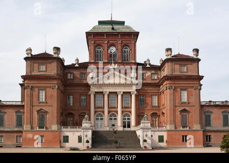 Façade Sud du Château Royal de Racconigi, Italie. Le château était autrefois la résidence de la Maison Royale de Savoie. Banque D'Images