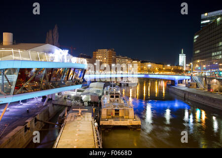 Nuit vue sur Canal du Danube (Donaukanal) à Vienne, Autriche Banque D'Images