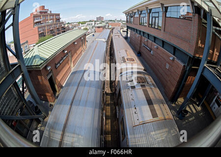 Voir l'objectif fisheye de métro arrêté côte à côte à l'élevé, Stillwell Avenue Gare à Coney Island, Brooklyn, New York Banque D'Images