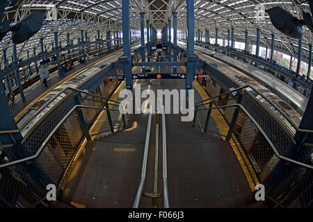 Un objectif fisheye view de l'élevé, Stillwell Avenue Gare à Coney Island, Brooklyn, New York Banque D'Images