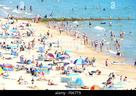 Bournemouth, Royaume-Uni. 8e août, 2015. La plage de Bournemouth, tempratures soar en Grande-Bretagne Samedi 8 août 2015 Crédit : John Beasley/Alamy Live News Banque D'Images