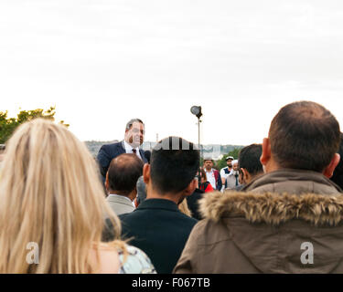 Bradford, Yorkshire, UK. 7e août, 2015. Imran Hussain, député de Bradford est parlant en faveur de Jeremy Corbyn au centre communautaire Karmand cricket ground le vendredi 7 août 2015, Bradford, West Yorkshire, UK Crédit : Graham Hardy/Alamy Live News Banque D'Images