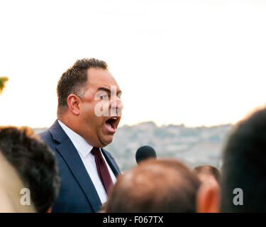 Bradford, Yorkshire, UK. 7e août, 2015. Imran Hussain, député de Bradford est parlant en faveur de Jeremy Corbyn au centre communautaire Karmand cricket ground le vendredi 7 août 2015, Bradford, West Yorkshire, UK Crédit : Graham Hardy/Alamy Live News Banque D'Images