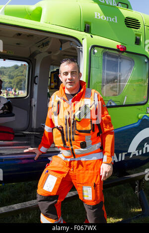 Bristol, Royaume-Uni. 8e août, 2015.Dr Phil Copeland se tient avec la Great Western Air Ambulance EC135 à la Bristol International Balloon Fiesta 2015 Credit : Keith Larby/Alamy Live News Banque D'Images