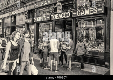 Les gens qui marchent sur Mass Ave, à Cambridge, MA Banque D'Images