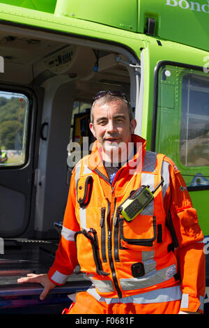 Bristol, Royaume-Uni. 8e août, 2015.Dr Phil Copeland se tient avec la Great Western Air Ambulance EC135 à la Bristol International Balloon Fiesta 2015 Credit : Keith Larby/Alamy Live News Banque D'Images