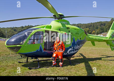 Bristol, Royaume-Uni. 8e août, 2015.Dr Phil Copeland se tient avec la Great Western Air Ambulance EC135 à la Bristol International Balloon Fiesta 2015 Credit : Keith Larby/Alamy Live News Banque D'Images