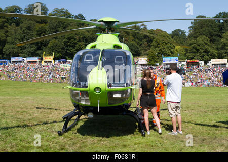 Bristol, Royaume-Uni. 8e août, 2015.Une équipe de tournage du film Dr Phil Copeland avec la Great Western Air Ambulance EC135 à la Bristol International Balloon Fiesta 2015 Credit : Keith Larby/Alamy Live News Banque D'Images