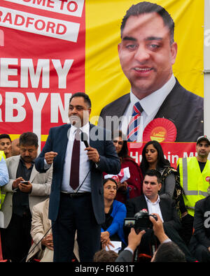 Bradford, Yorkshire, UK. 7e août, 2015. Imran Hussain, député de Bradford est parlant en faveur de Jeremy Corbyn au centre communautaire Karmand cricket ground le vendredi 7 août 2015, Bradford, West Yorkshire, UK Crédit : Graham Hardy/Alamy Live News Banque D'Images