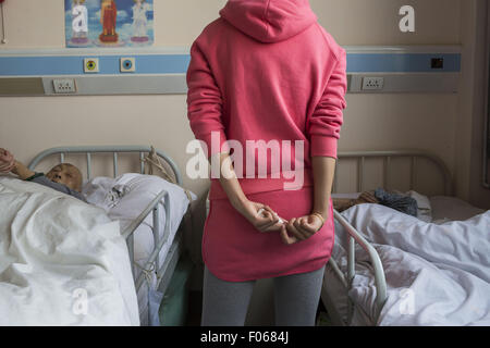 Beijing, Chine. Mar 16, 2014. La mort est presque la seule chose qui peut être sûr dans la vie, c'est la destination finale pour tout le monde, simplement le cycle de la vie. Mais dans la société chinoise, le refus de la mort est extrêmement forte et tout ce qui c'est censé apporter le malheur, même à la mort liée à la langue ou même y penser. Cette horreur de la mort signifie beaucoup refusent d'accepter son caractère inévitable.Il y a une place pour la mort. Au cours des 27 dernières années, plus de 30 000 patients ont passé leurs derniers jours dans là que signifie autour de 3 patients avaient disparu (die) à tous les jours. Il Banque D'Images