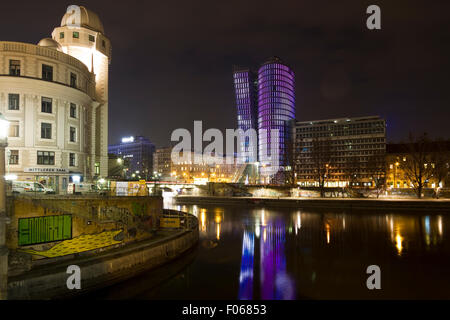 Vue de nuit de Vienne (Autriche) avec bâtiment et observatoire Urania (à gauche) et Uniqa Tower (centre) sur le Canal du Danube (Donaukanal) Banque D'Images