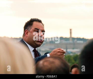 Bradford, Yorkshire, UK. 7e août, 2015. Imran Hussain, député de Bradford est parlant en faveur de Jeremy Corbyn au centre communautaire Karmand cricket ground le vendredi 7 août 2015, Bradford, West Yorkshire, UK Crédit : Graham Hardy/Alamy Live News Banque D'Images