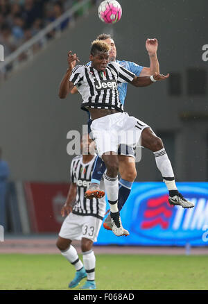 Shanghai, Chine. 8e août, 2015. Paul Pogba (Juventus) de haut L'eddv pour la balle pendant la finale de la Super Coupe d'Italie match de football contre la Lazio à Shanghai, la Chine orientale, du 8 aout 2015. La Juventus remporte la finale 2-0. Credit : Ding Ting/Xinhua/Alamy Live News Banque D'Images