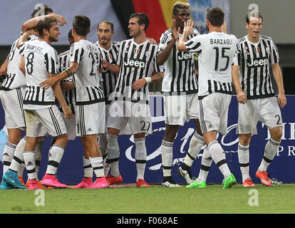 Shanghai, Chine. 8e août, 2015. Les joueurs de la Juventus de célébrer après avoir marqué lors de la finale de la Super Coupe d'Italie match de football contre la Lazio à Shanghai, la Chine orientale, du 8 aout 2015. La Juventus remporte la finale 2-0. Credit : Ding Ting/Xinhua/Alamy Live News Banque D'Images