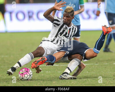 Shanghai, Chine. 8e août, 2015. Paul Pogba (L) s'acharne pour la Juventus de la balle pendant la finale de la Super Coupe d'Italie match de football contre la Lazio à Shanghai, la Chine orientale, du 8 aout 2015. La Juventus remporte la finale 2-0. Credit : Ding Ting/Xinhua/Alamy Live News Banque D'Images